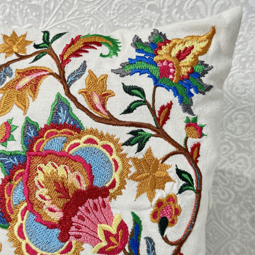 Декоративная подушка с вышивкой