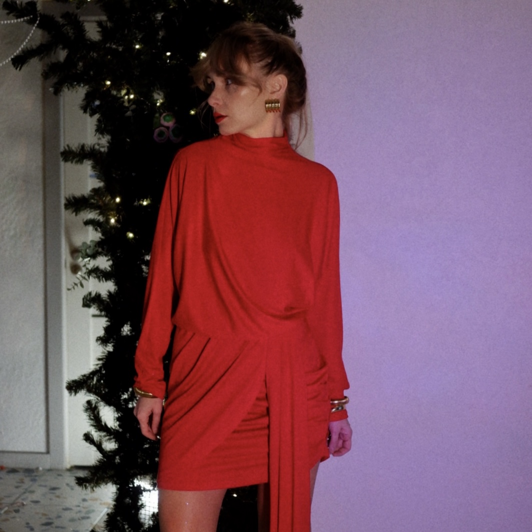 Красное платье с драпировкой