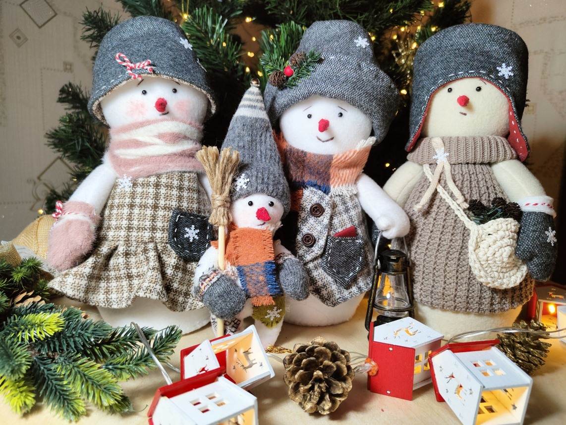 Семья снеговиков