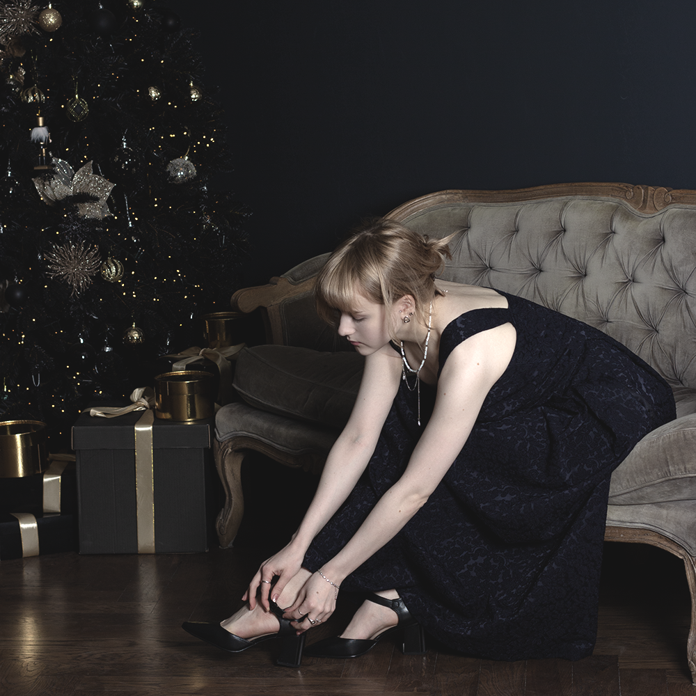 Платье на бретелях темно-синее