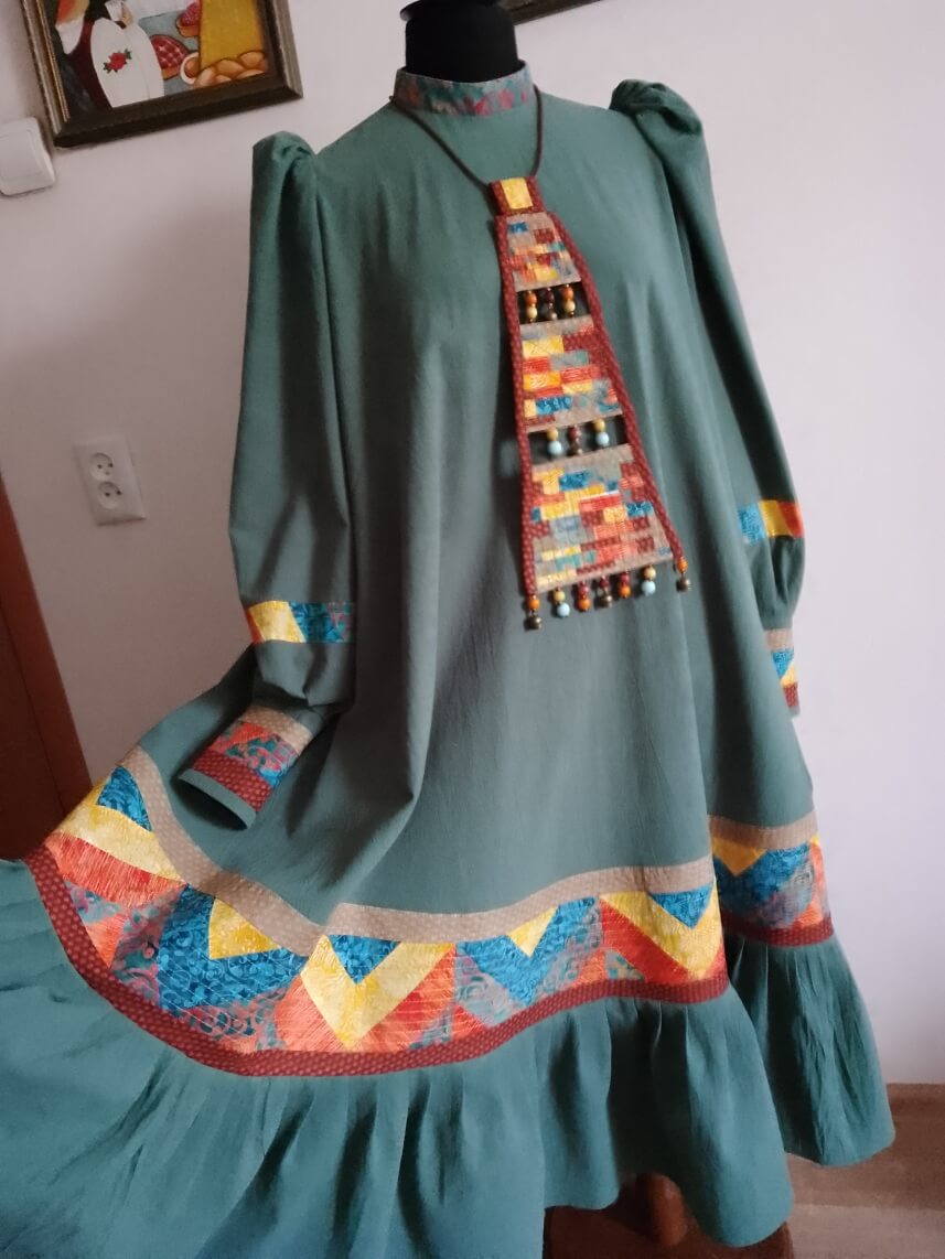 Стилизованное платье с лоскутным шитьем 