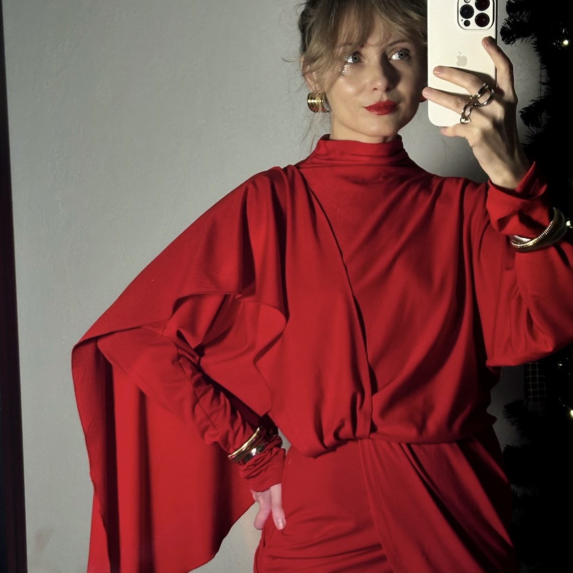 Красное платье с драпировкой