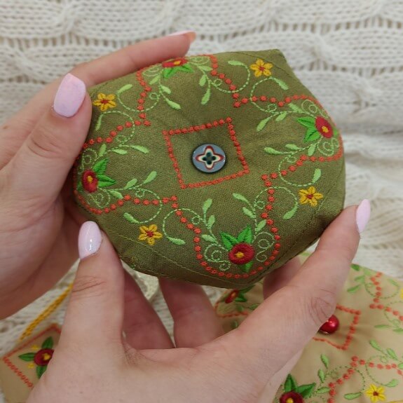 Игольница бискорню с вышивкой