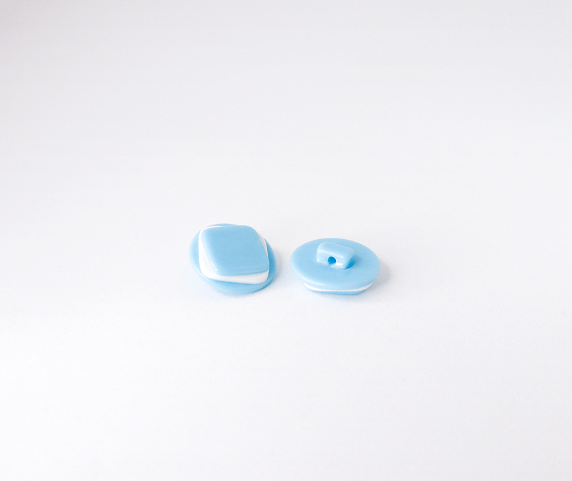 Пуговица рубашечная / блузочная пластик на ножке голубой 15 мм