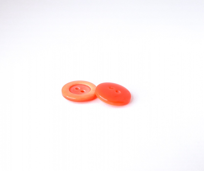 Пуговица рубашечная / блузочная пластик 2 прокола оранж. 15 мм
