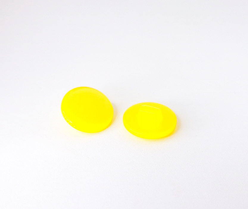Пуговица пальтовая / костюмная пластик на ножке желтый 20 мм