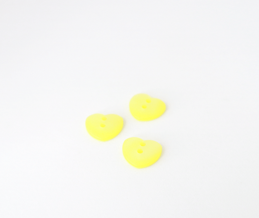 Пуговица детская Сердце пластиковая на прокол желтый 12 мм