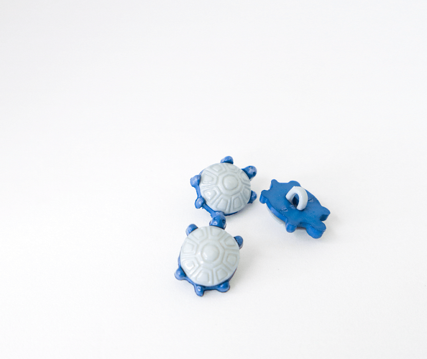 Пуговица детская Черепаха пластиковая на ножке голубой15 мм