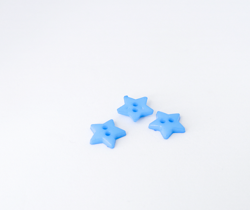 Пуговица детская Звезда пластиковая на прокол голубой 11 мм